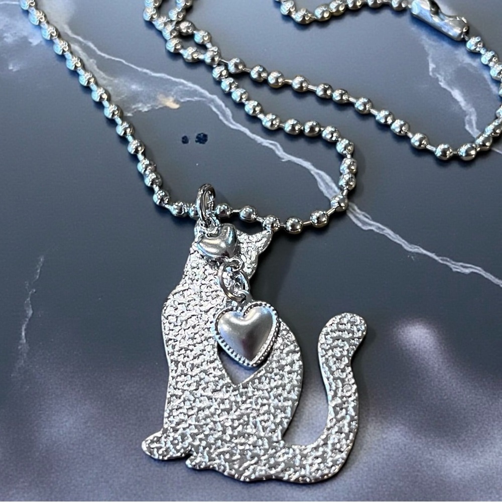 Beautiful Stainless Steel Silver Toned Cat and Heart Pendant Necklace - Picture 6 of 17